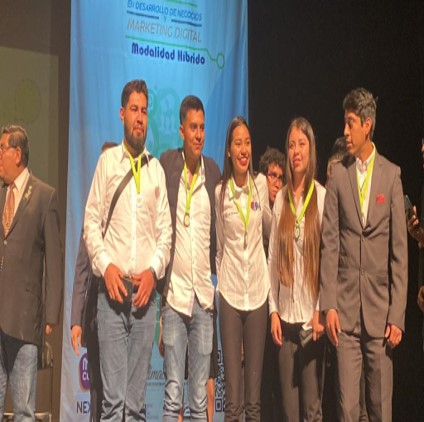ALUMNOS CON PROYECTO BUSSINES AND CAR